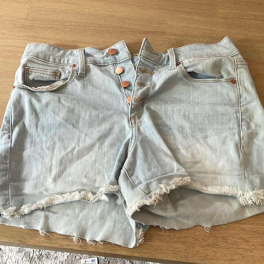 Universal thread shorts size 6